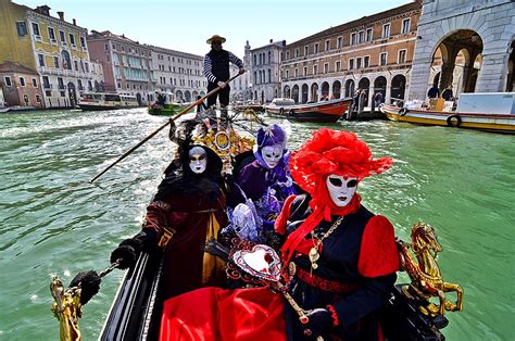 Zucconi's Venetian Carnival Catastrophe - A Tale of Glitter, Gondolas, and Gaffe-Prone Grand Gestures!